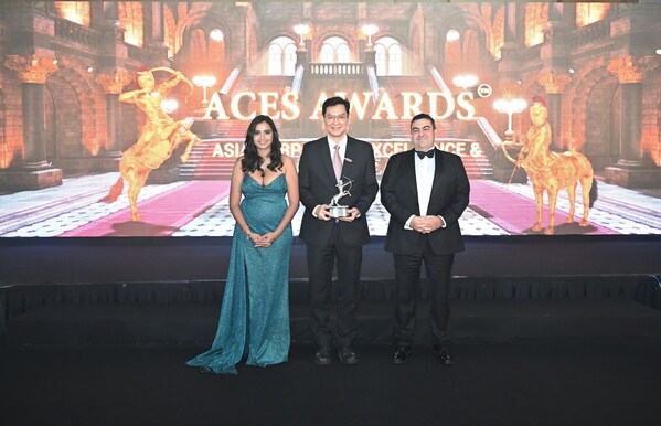 Mr. Chamornwut Tamnarnchit - General Director of Duy Tan JSC received the award on stage
