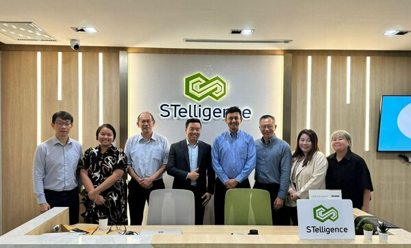 Denodo Country Director of Thailand Dr Nitipong Boon-Long (third from left); STelligence CEO/Founder Dr. Santisook Limepeeticharoenchot (fourth from left); Denodo Executive Vice President Suresh Chandrasekaran (fifth from left) (PRNewsfoto/Denodo)