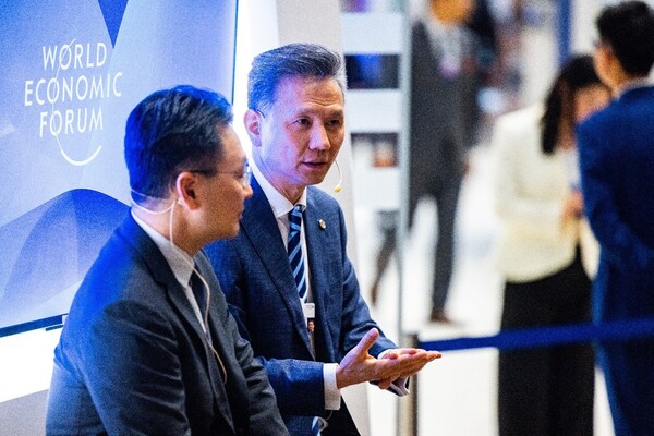 Michael Guo (right), Co-CEO of Ping An Insurance (Group) Company of China, Ltd., and Professor Chenyang Wei (left), Research Fellow, Director of Finance MBA Education Center, and Director of the China Insurance and Pension Research Center, Tsinghua PBC School of Finance at the “Summer Davos” in Dalian, China.